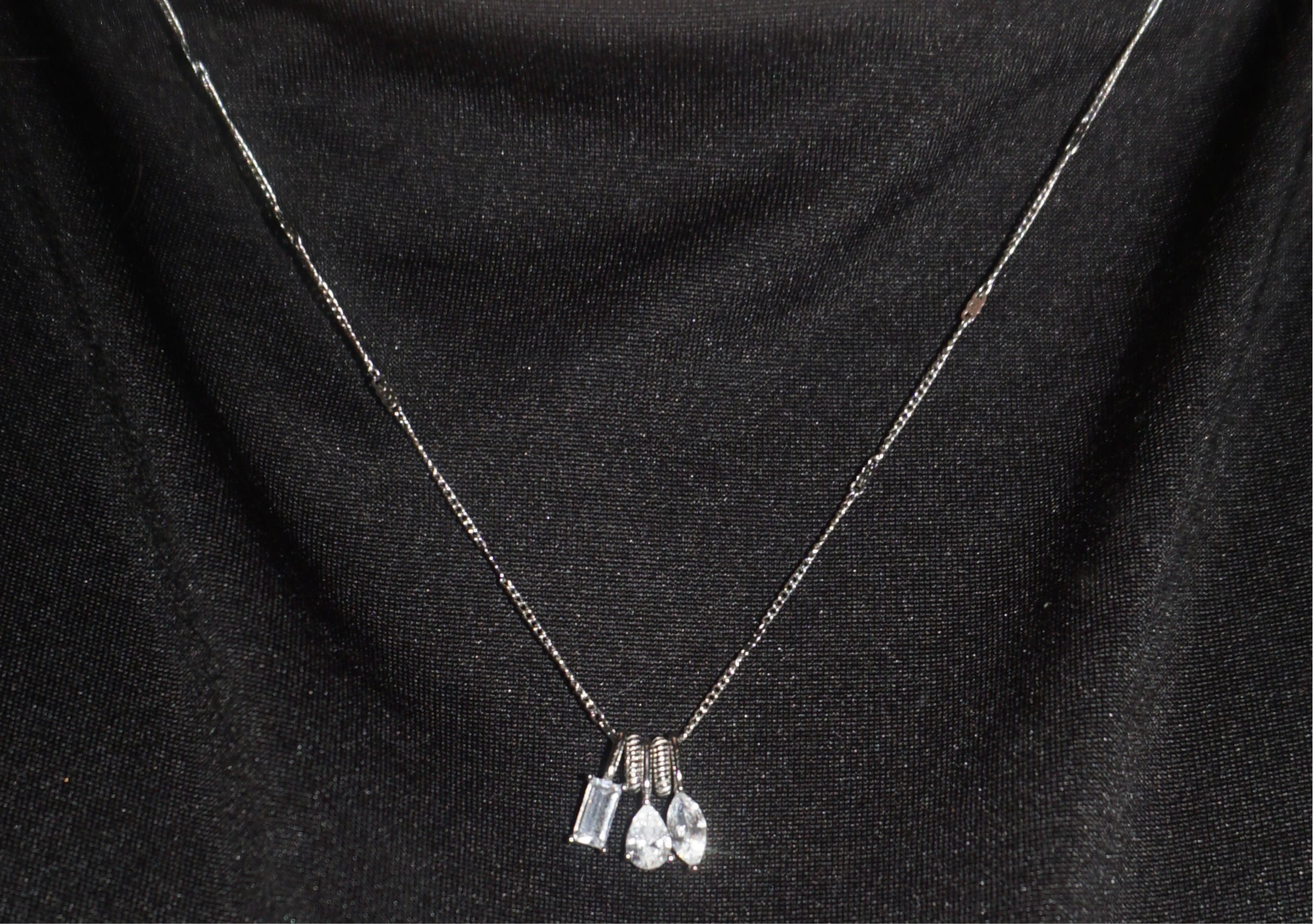 CRYSTAL NOIR NECKLACE