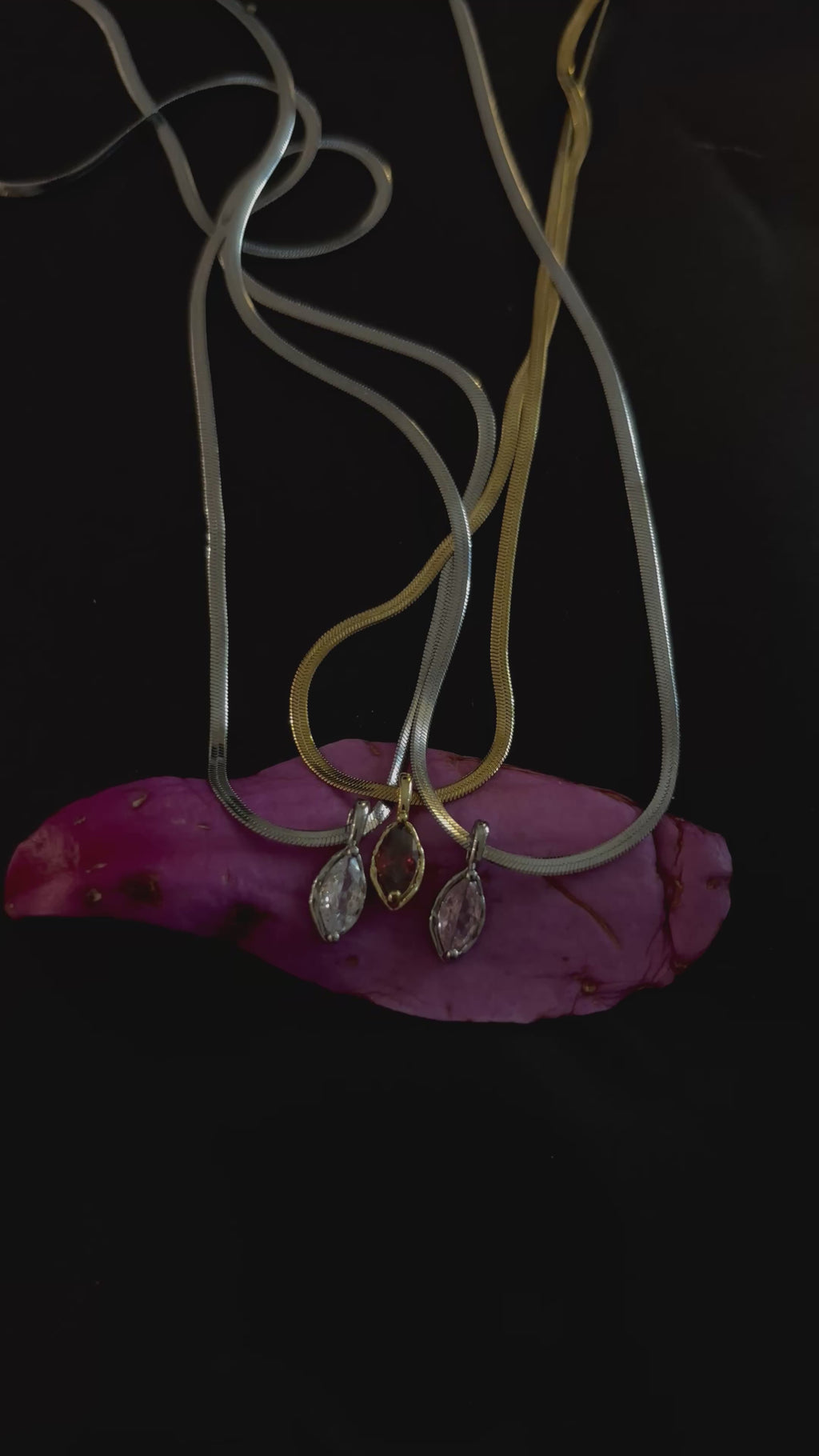 MESMERIZED NECKLACE